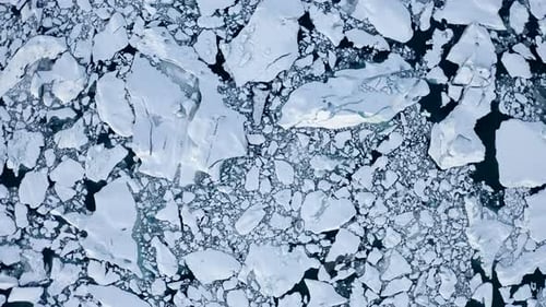 Vue aérienne de la banquise blanche et bleue enneigée sur le lac d'Islande, l'hiver, la neige