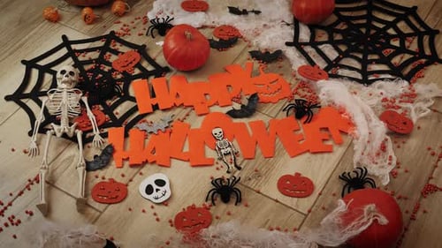 Halloween-Grüße. Lustige Kürbisgesichter mit Verzierungen auf Hintergrund