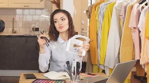 Linda bloguera morena muestra y habla sobre el maquillaje