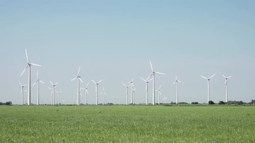 Blick auf elektrische Windmühle und grauen Himmel an einem sonnigen Tag