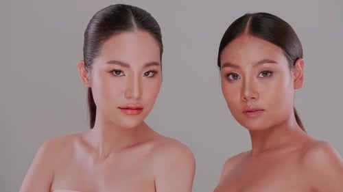 Couple de belles femmes à la peau blanche et à la peau bronzée.
