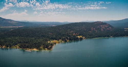 Imagens de vídeo de fundo de rio Imagens de Time Lapse de nuvens sobre uma vasta paisagem bonita e um lago