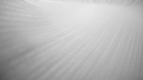 Dolly Shot aus glänzendem Netzstoff mit fließender Textur in Nahaufnahme, Makro