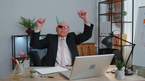 Glücklicher Senior Geschäftsmann tanzt Victory Dance feiert Wochenend-Feiertagserfolg Sieg im Amt