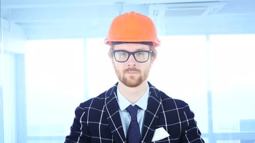 Seriöser Architekturingenieur mit roten Haaren
