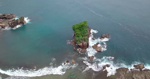Aerial Jungwok Beach Gunung Kidul Regency, Yogyakarta, Indonésia. a água do mar parece azul com alguns