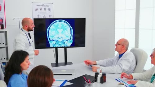Medical Professionals Discuss Brain Scan in Clinic Setting