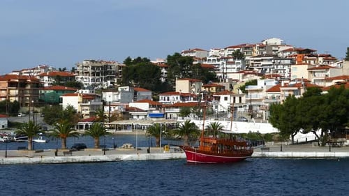 Bateau de croisière dans le port de Neo Marmaras en Grèce