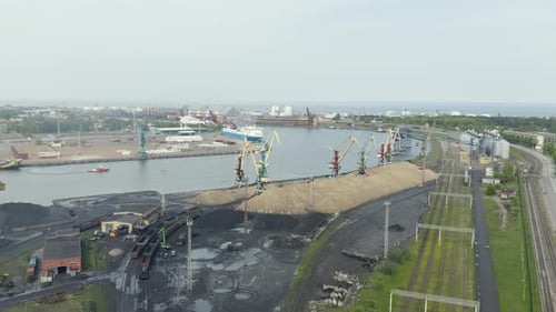 Puerto con barco y grúas