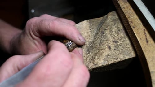 Nahaufnahme des Polieren des Eherings durch einen kaicasischen Juwelier, isoliertes Filmmaterial