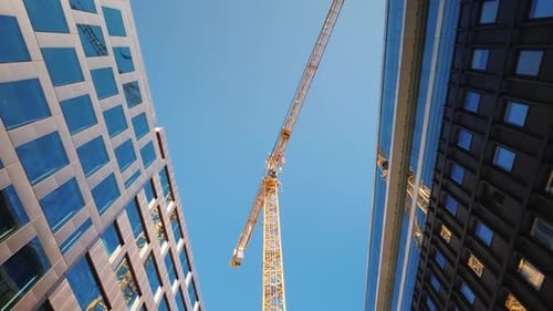 Ein großer Turmdrehkran in der Innenstadt der modernen Stadt