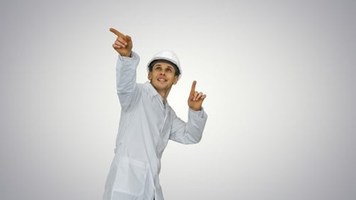 Scientifique drôle en robe blanche et casque de sécurité dansant
