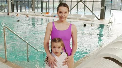 Mama und Tochter am Thermalpool