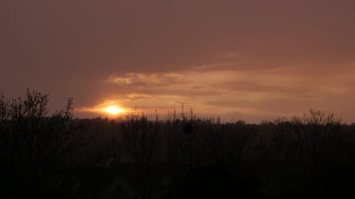Goldener Sonnenuntergang über der Stadt im Norden Europas 4K 2160p 30fps UltraHD kippbares Video - Langsam
