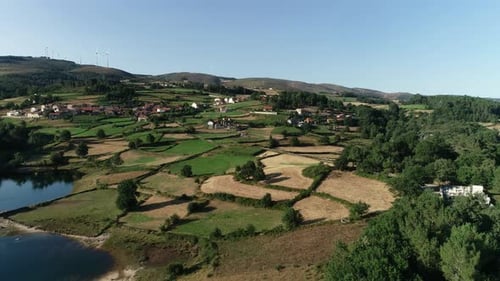 Luftaufnahme des abgelegenen Dorfes im Green Valley