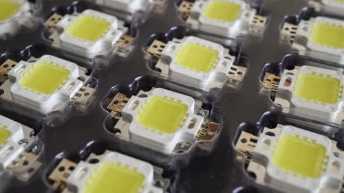 Punktmatrix-LED rotierend auf schwarzem Hintergrund.