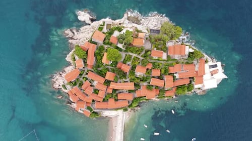 Luftaufnahme der Insel Sveti Stefan an der Adriaküste in Montenegro im Mittelmeer.