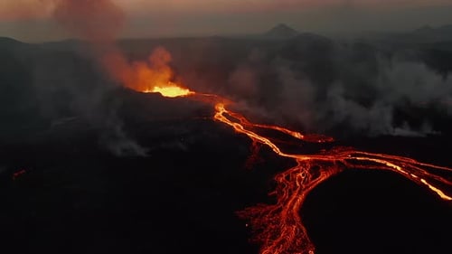 Imagens em slides e panorâmicas do show de lava na erupção ativa do vulcão