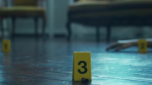 Close de uma cena de crime na casa de uma pessoa falecida.