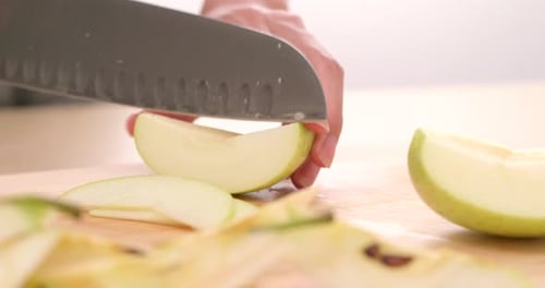 Apfel mit einem Messer schneiden