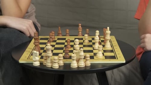 Schachspiel am Smart Table im Wohnzimmer.