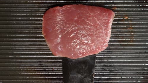 Cook kehrt ein frisches Rindersteak auf einem Grill um