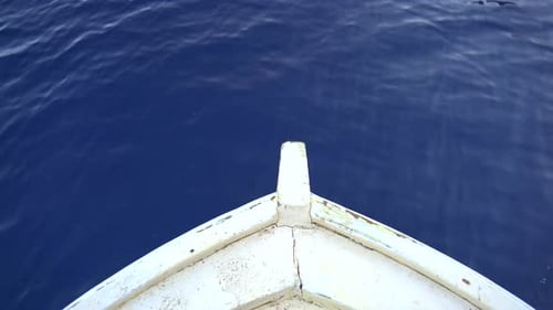 Bogen eines weißen Holzboots, das auf See segelt