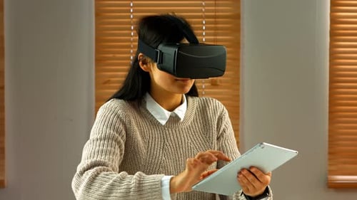 Weibliche Geschäftsführerin nutzt digitales Tablet mit virtueller Brille