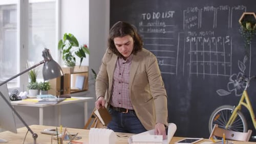 Designer arbeitet im Büro an einem Projekt