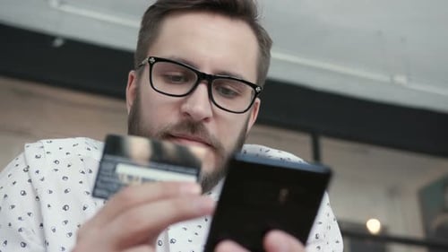 Man Bezahlen Sie online per Telefon Kreditkarte