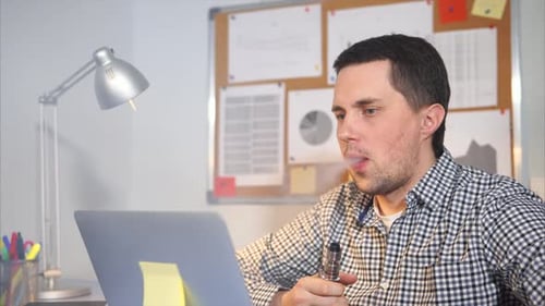 Fumer des cigarettes électriques sur le lieu de travail au bureau.