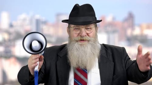 Político sênior com megafone falando com a câmera