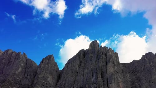 Vogelperspektive auf die hohen Gipfel der Berge in der Provinz Bozen, Tullen in den Dolomiten