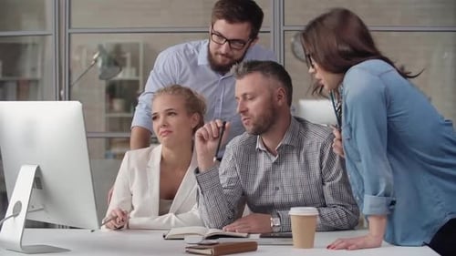 Diskussion zwischen Mitarbeitern