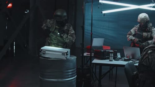 Equipe da SWAT invadindo esconderijo de hackers