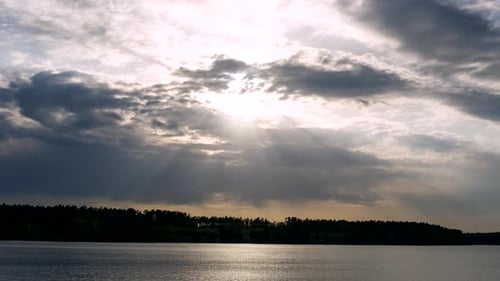 Stürmische Wolken bei Sonnenuntergang