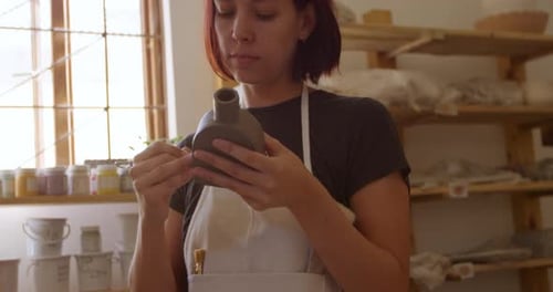 Jeune potière travaillant dans son atelier