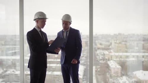 Bauleiter und Geschäftsmann diskutieren über Arbeit