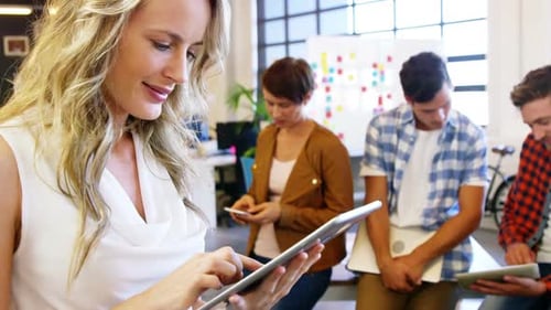 Führungskräfte nutzen Handy und digitales Tablet im Büro