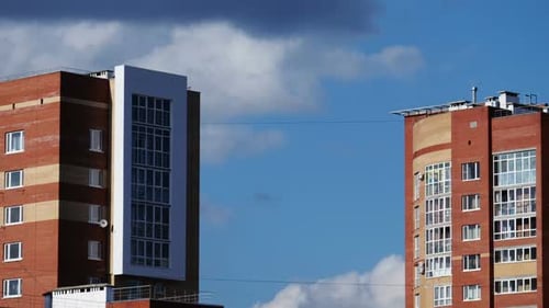 Construyendo sobre un fondo de nubes a la deriva
