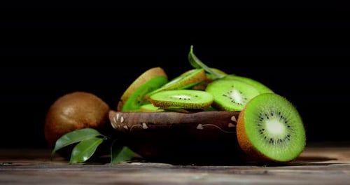 Frisch geschnittene Kiwi auf dem Teller dreht sich langsam.