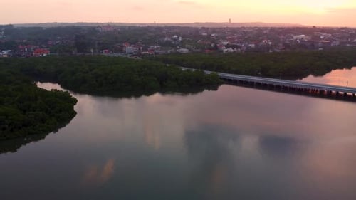 2.7K Bali Highway Miracle Coucher de soleil Océan Vue aérienne
