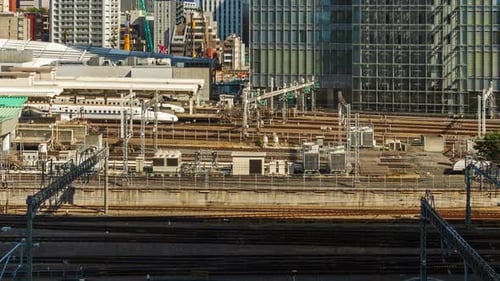 Zeitraffer der Annäherung des Zuges an den Bahnhof Tokio, Japan