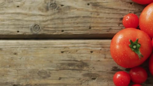 Video von frischen Tomaten und Kirschtomaten mit Kopierraum auf Holzuntergrund