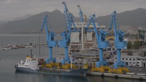 Containerhafen mit festgemachten Frachtschiffen in Küstenstadt