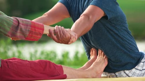 Hombre que recibe estiramientos de masaje tailandés
