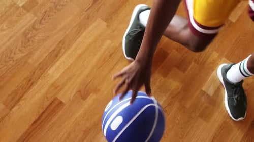 Joueur de basket pratiquant un exercice de dribble