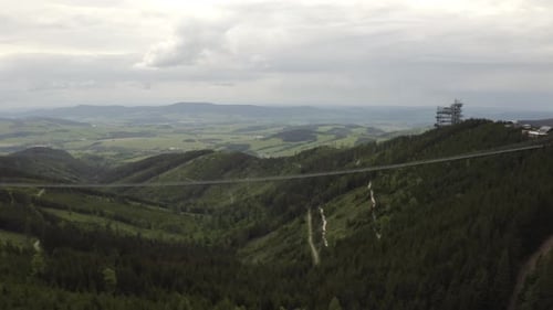 Die längste Hängebrücke der Welt im Dolní Morava-Gebirge, Drohne.