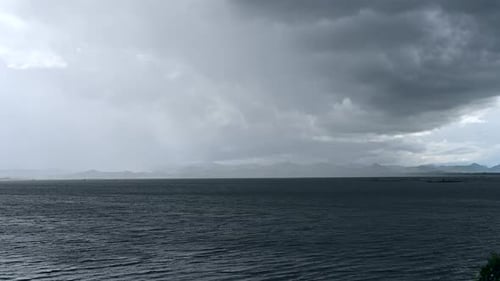 Der See und der Regen fällt: 4k