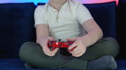 Junge benutzt Controller, um Videospiele zu spielen